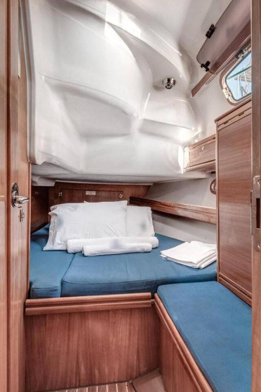 Botel Yacht 30 *