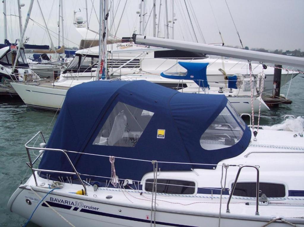 Botel Yacht 30 *